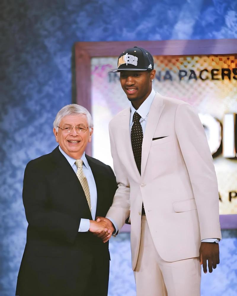 英超半场：阿德利、亚当斯破门，伯恩茅斯暂2-1桑德兰（英超半场战报：阿德利、亚当斯建功，伯恩茅斯暂以2-1领先桑德兰）