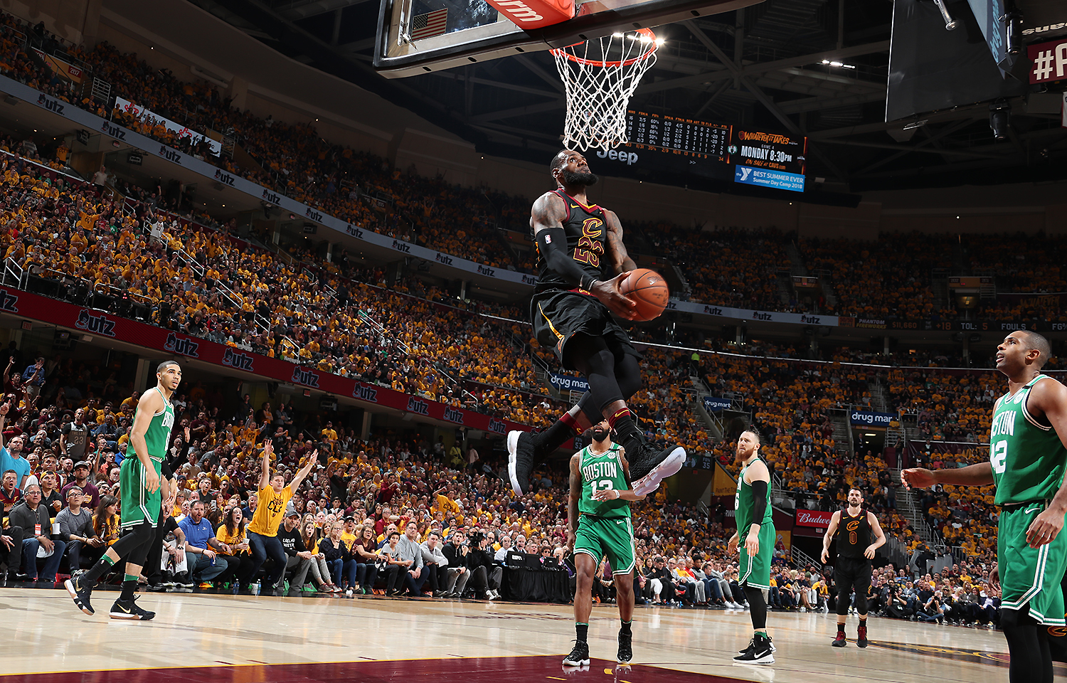 梅西数据：送出39次传球贡献1次助攻，全场未能射门（梅西本场数据：39次传球1次助攻，全场零射门）