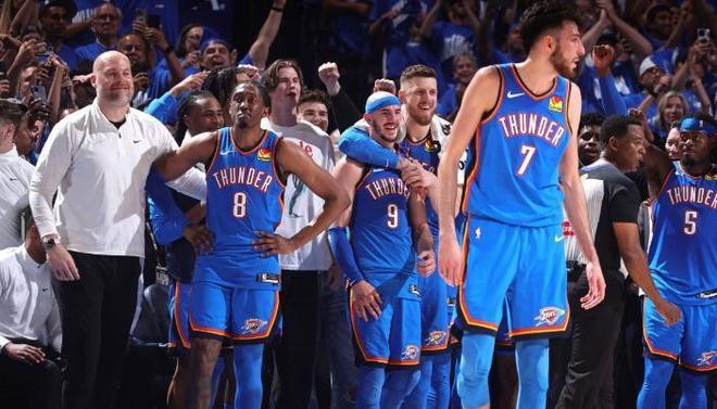 曼联拉什福德进球助球队连胜（拉什福德建功助曼联豪取连胜）