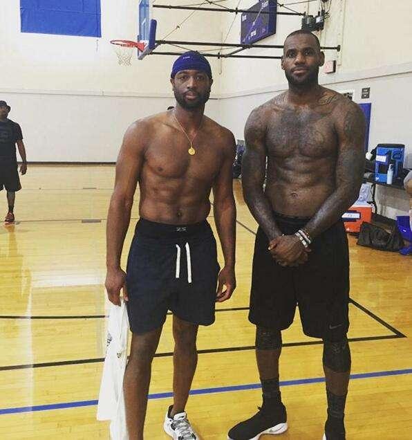 河南球迷在看台打出TIFO：United as one，we make history（河南球迷看台TIFO亮相：团结如一，共创历史）