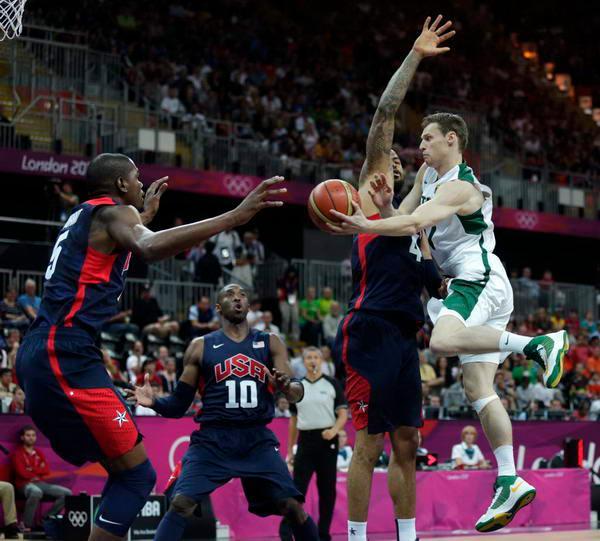 国足友谊赛战胜日本展现新阵容（国足热身赛击败日本，新阵容惊艳亮相）